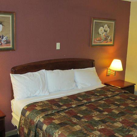 First Western Inn - Fairmont City Dış mekan fotoğraf