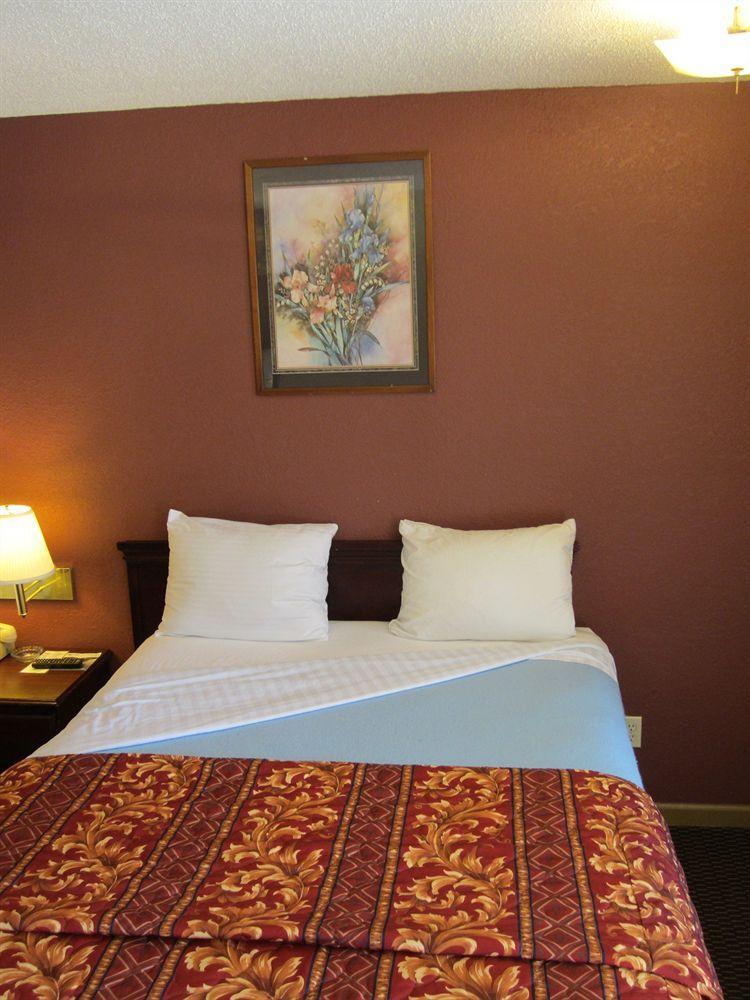 First Western Inn - Fairmont City Dış mekan fotoğraf