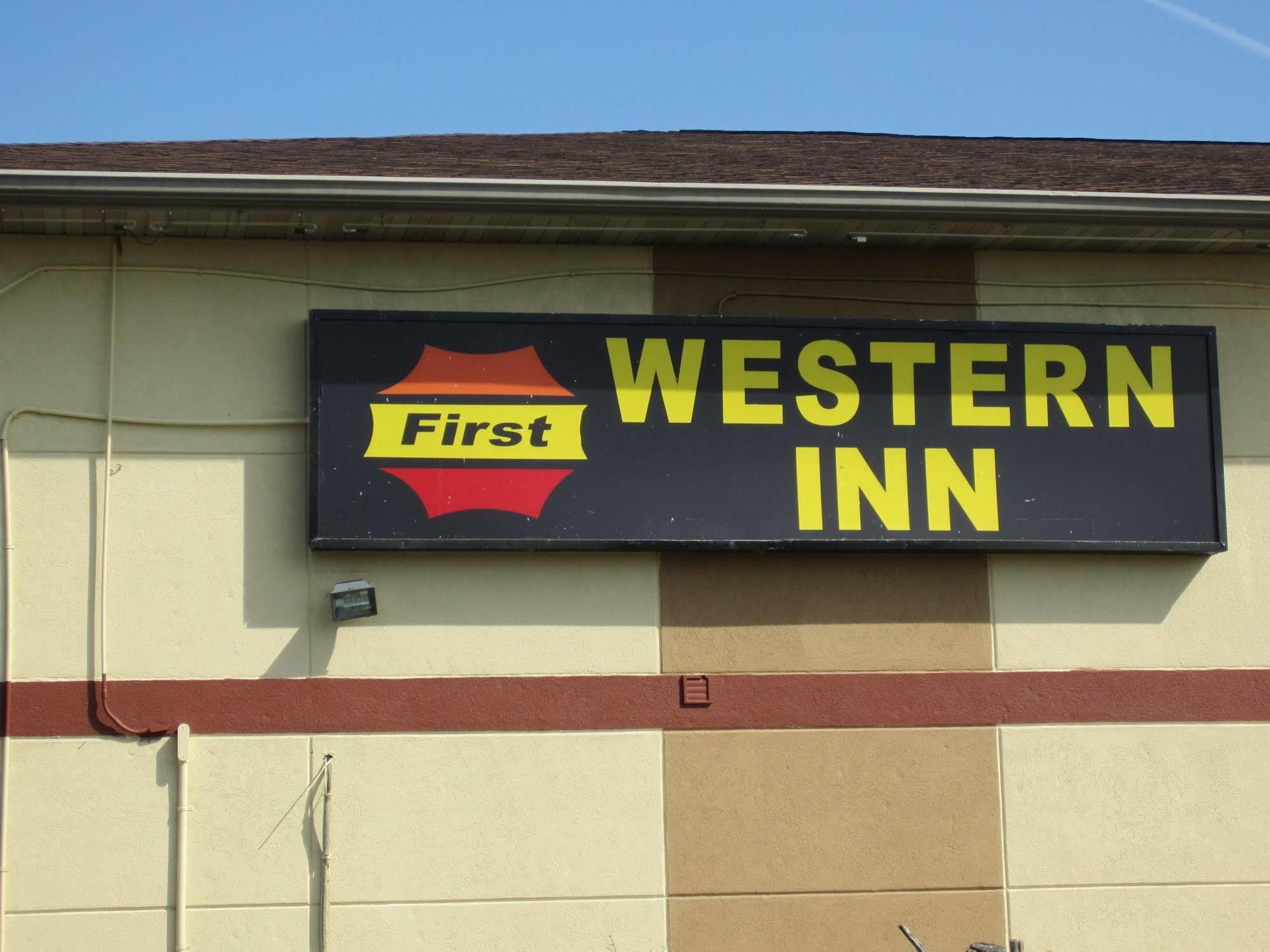 First Western Inn - Fairmont City Dış mekan fotoğraf