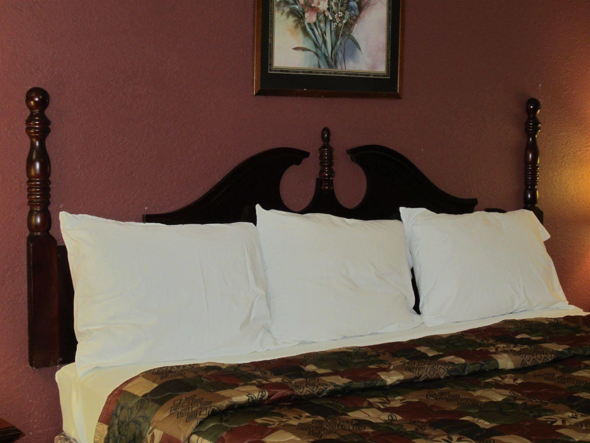 First Western Inn - Fairmont City Dış mekan fotoğraf